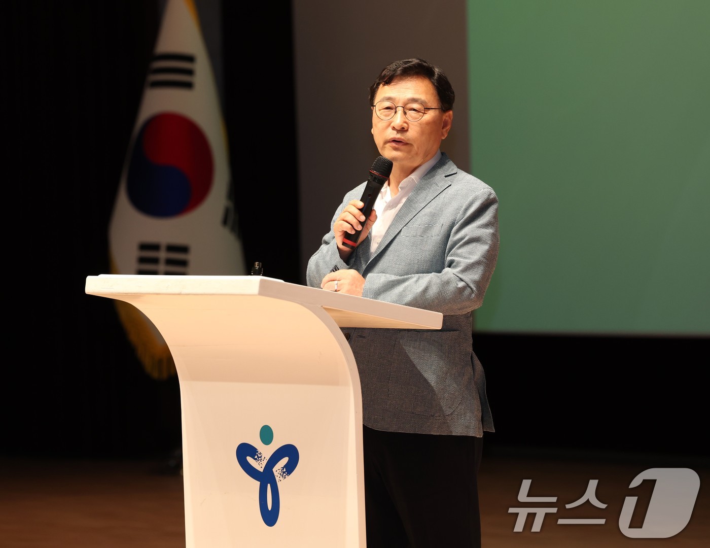 (서울=뉴스1) = 정근식 서울시교육감이 9일 오후 서울 용산구 서울시교육청에서 열린 '유아 기초역량 강화 및 민주적 조직문화 조성을 위한 유치원 관리자 연수'에서 인사말하고 있다 …