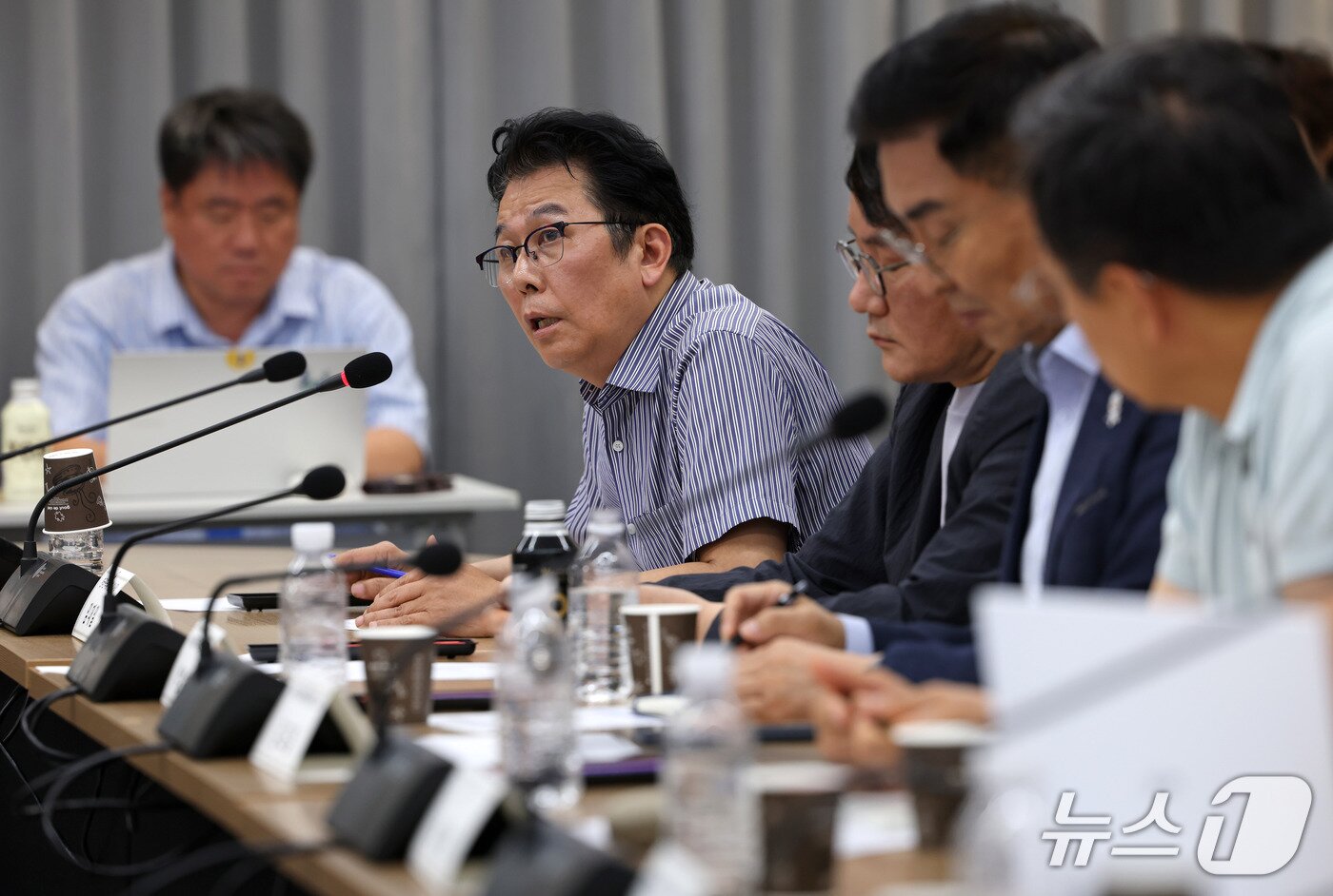 본문 이미지 - 문화체육관광부는 '문화예술정책자문위원회 연극 분과 제3차 회의'를 9일 국립현대미술관 서울관에서 개최했다. 이번 회의는 희곡작품 개발과 제작 연계, 에딘버러 연극제에서 한국관 추진, 예술원과 예술강사 제도 개선 등 연극계의 현안을 다뤘다.
