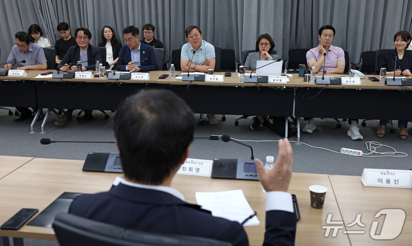 본문 이미지 - 문화체육관광부는 '문화예술정책자문위원회 연극 분과 제3차 회의'를 9일 국립현대미술관 서울관에서 개최했다. 이번 회의는 희곡작품 개발과 제작 연계, 에딘버러 연극제에서 한국관 추진, 예술원과 예술강사 제도 개선 등 연극계의 현안을 다뤘다.