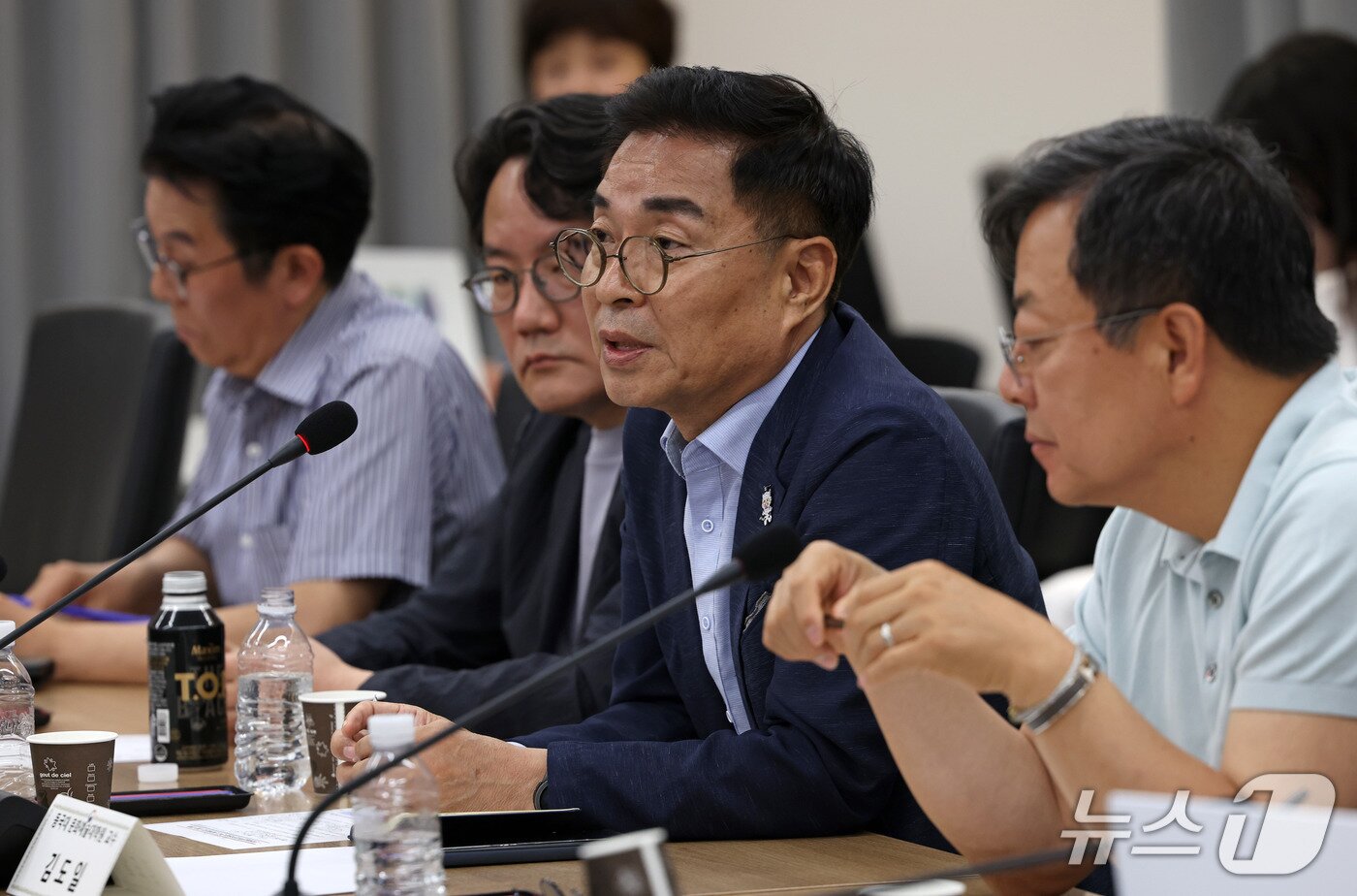 본문 이미지 - 문화체육관광부는 '문화예술정책자문위원회 연극 분과 제3차 회의'를 9일 국립현대미술관 서울관에서 개최했다. 이번 회의는 희곡작품 개발과 제작 연계, 에딘버러 연극제에서 한국관 추진, 예술원과 예술강사 제도 개선 등 연극계의 현안을 다뤘다.