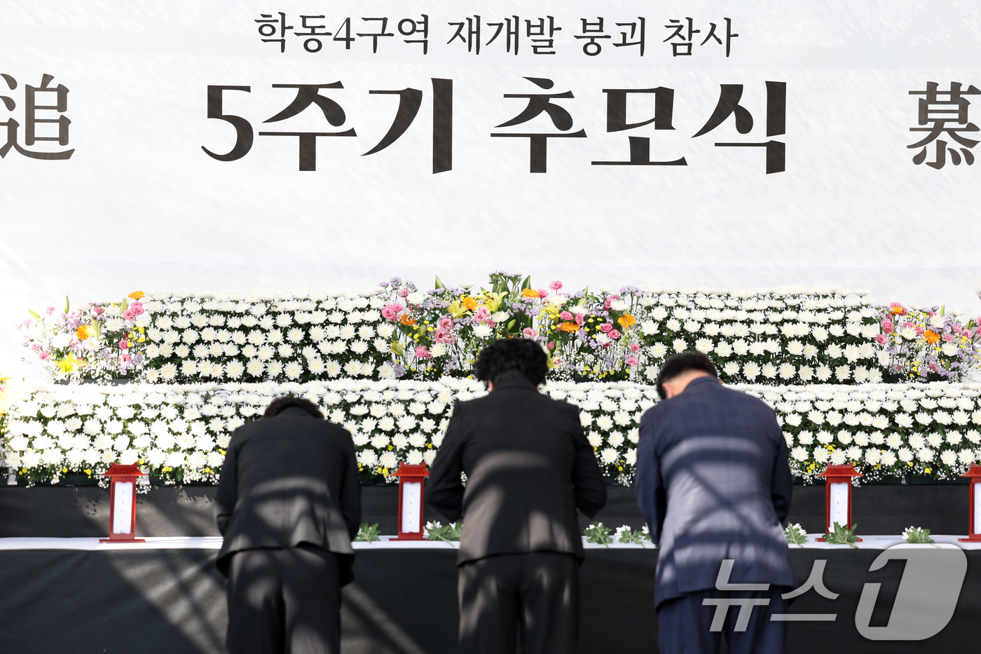 (광주=뉴스1) 이승현 기자 = 철거 중이던 건물이 붕괴해 시내버스를 덮치면서 9명의 목숨을 앗아간 광주 학동참사 5주기인 9일 동구청 광장에서 추모식이 열리고 있다. 2026.6 …