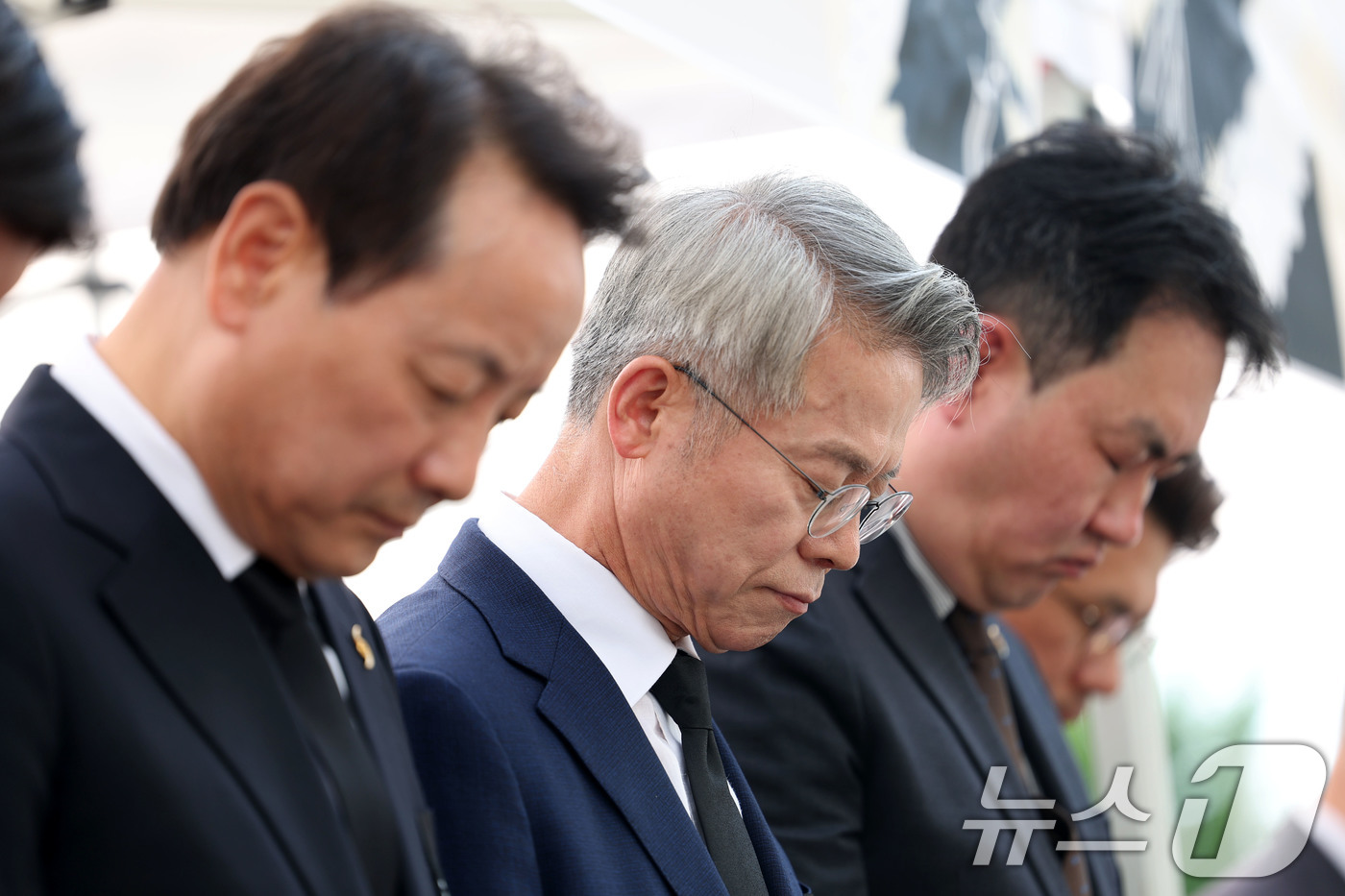 (광주=뉴스1) 이승현 기자 = 민형배 전남광주통합특별시장 당선인이 9일 광주 동구청 광장에서 열린 학동참사 5주기 추모식에 참석해 묵념을 하고 있다.  2026.6.9/뉴스1