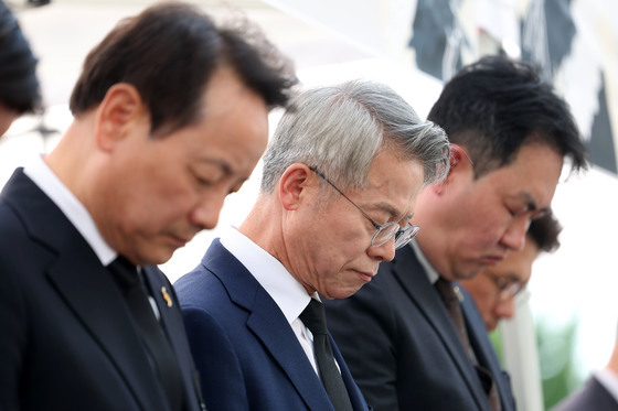 학동참사 추모식서 묵념하는 민형배 당선인