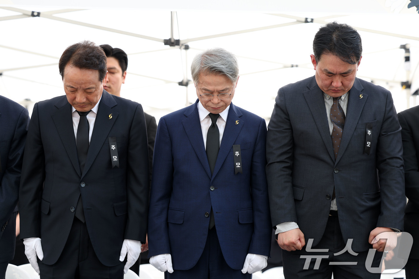(광주=뉴스1) 이승현 기자 = 임택 광주 동구청장과 민형배 전남광주통합특별시장 당선인, 이진의 학동참사유가족협의회 대표가 9일 광주 동구청 광장에서 열린 학동참사 5주기 추모식에 …