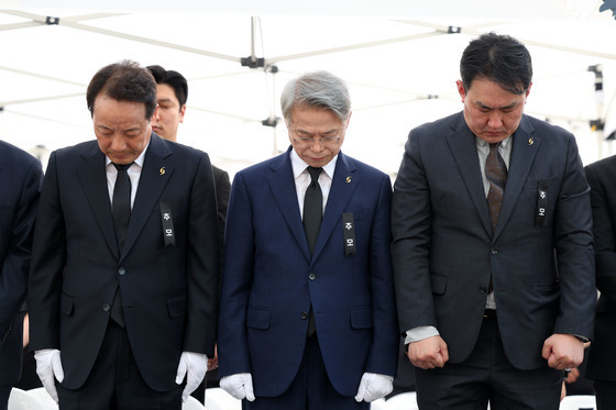 희생자 기리는 묵념