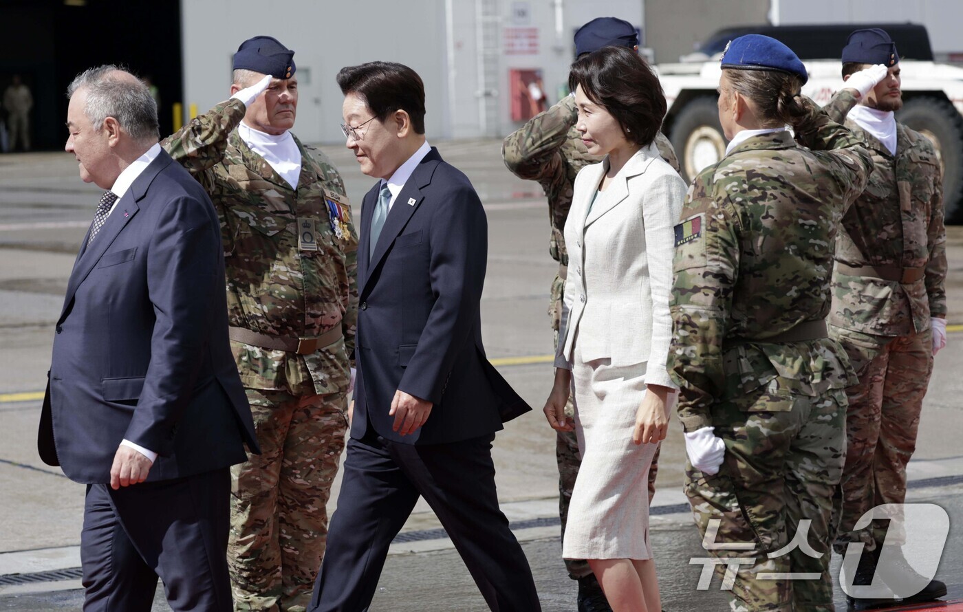 (브뤼셀(벨기에)=뉴스1) 허경 기자 = G7 정상회의 참석차 유럽 순방 일정에 나선 이재명 대통령과 김혜경 여사가 9일(현지시간) 벨기에 멜스브루크 군공항에 도착하고 있다. 20 …
