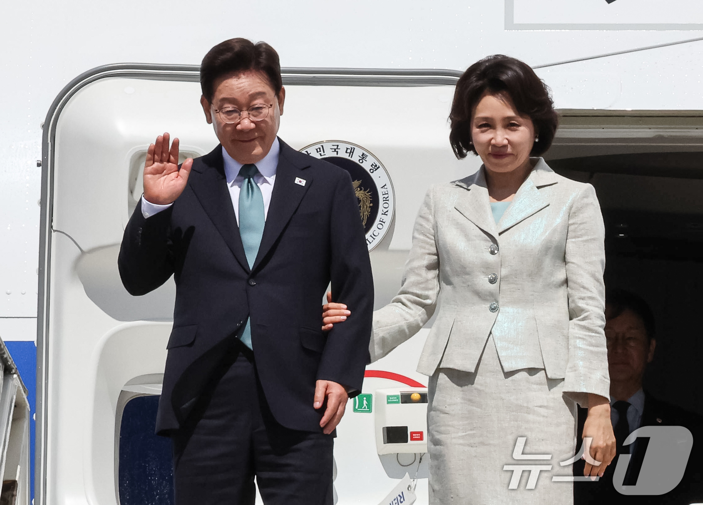 (브뤼셀(벨기에)=뉴스1) 허경 기자 = G7 정상회의 참석차 유럽 순방 일정에 나선 이재명 대통령과 김혜경 여사가 9일(현지시간) 벨기에 멜스브루크 군공항에 도착해 환영객들에게 …