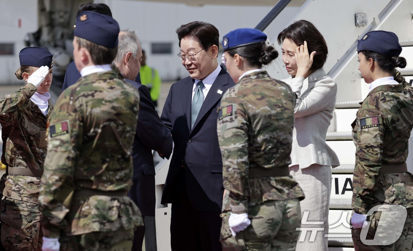 (브뤼셀(벨기에)=뉴스1) 허경 기자 = G7 정상회의 참석차 유럽 순방 일정에 나선 이재명 대통령과 김혜경 여사가 9일(현지시간) 벨기에 멜스브루크 군공항에 도착해 환영객들에게 …