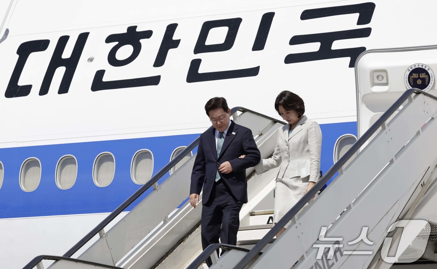 (브뤼셀(벨기에)=뉴스1) 허경 기자 = G7 정상회의 참석차 유럽 순방 일정에 나선 이재명 대통령과 김혜경 여사가 9일(현지시간) 벨기에 멜스브루크 군공항에 도착하고 있다. 20 …