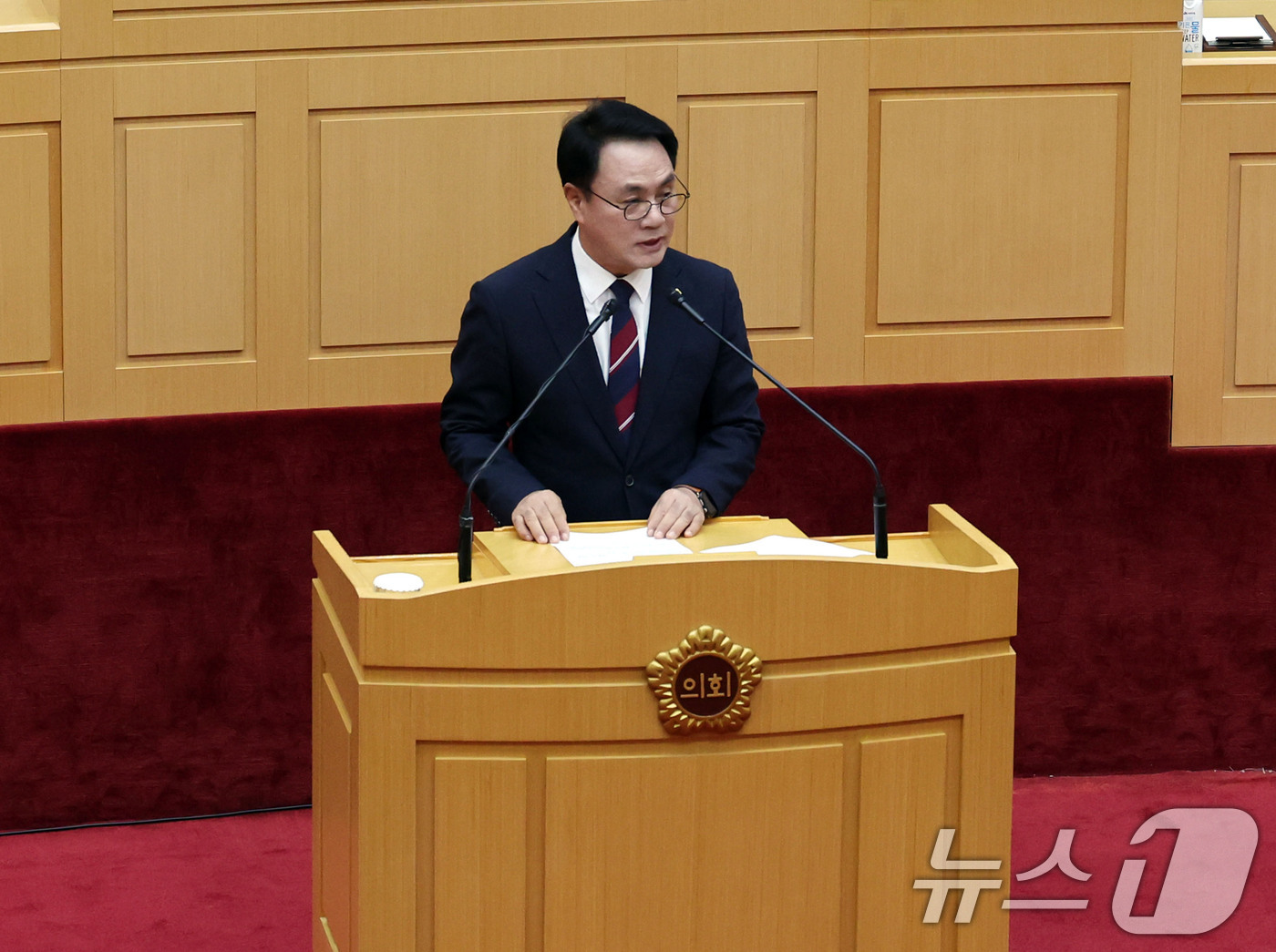 (무안=뉴스1) 박지현 기자 = 전남광주통합특별시의회 초대 의장으로 선출된 송형곤 의원이 1일 전남도의회 본회의장에서 열린 제1회 임시회 제1차 본회의에서 의사일정을 진행하고 있다 …