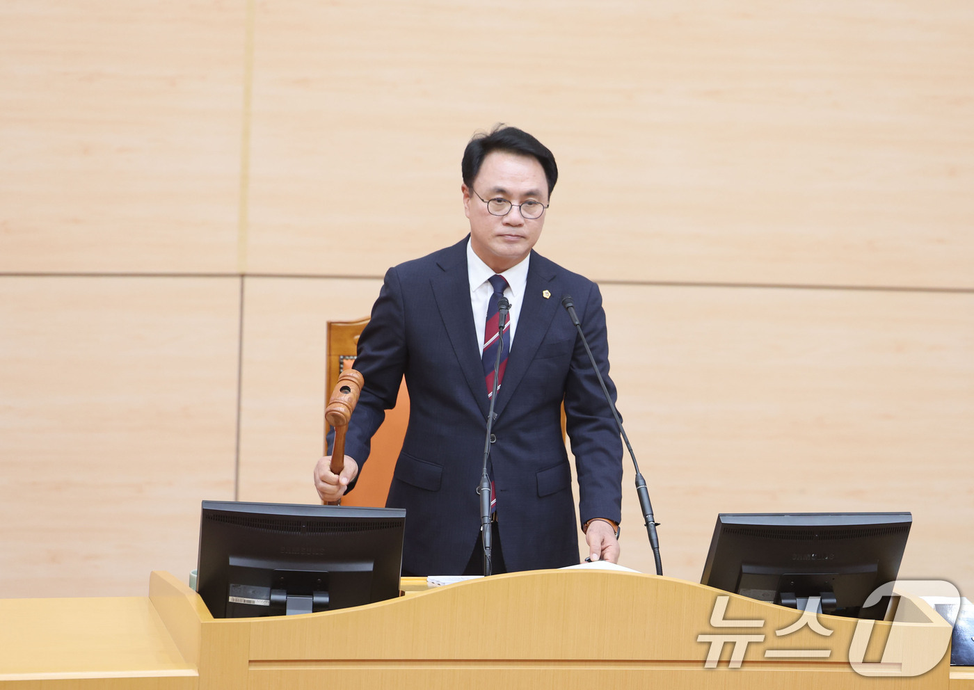 (무안=뉴스1) 박지현 기자 = 전남광주통합특별시의회 초대 의장으로 선출된 송형곤 의장이 1일 0시 전남도의회 본회의장에서 열린 제1회 임시회 제1차 본회의에서 의사일정을 진행하고 …