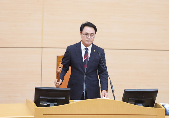 의사봉 두드리는 송형곤 전남광주 초대의장