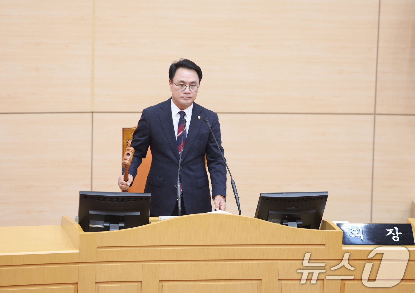(무안=뉴스1) 박지현 기자 = 전남광주통합특별시의회 초대 의장으로 선출된 송형곤 의장이 1일 0시 전남도의회 본회의장에서 열린 제1회 임시회 제1차 본회의에서 의사일정을 진행하고 …