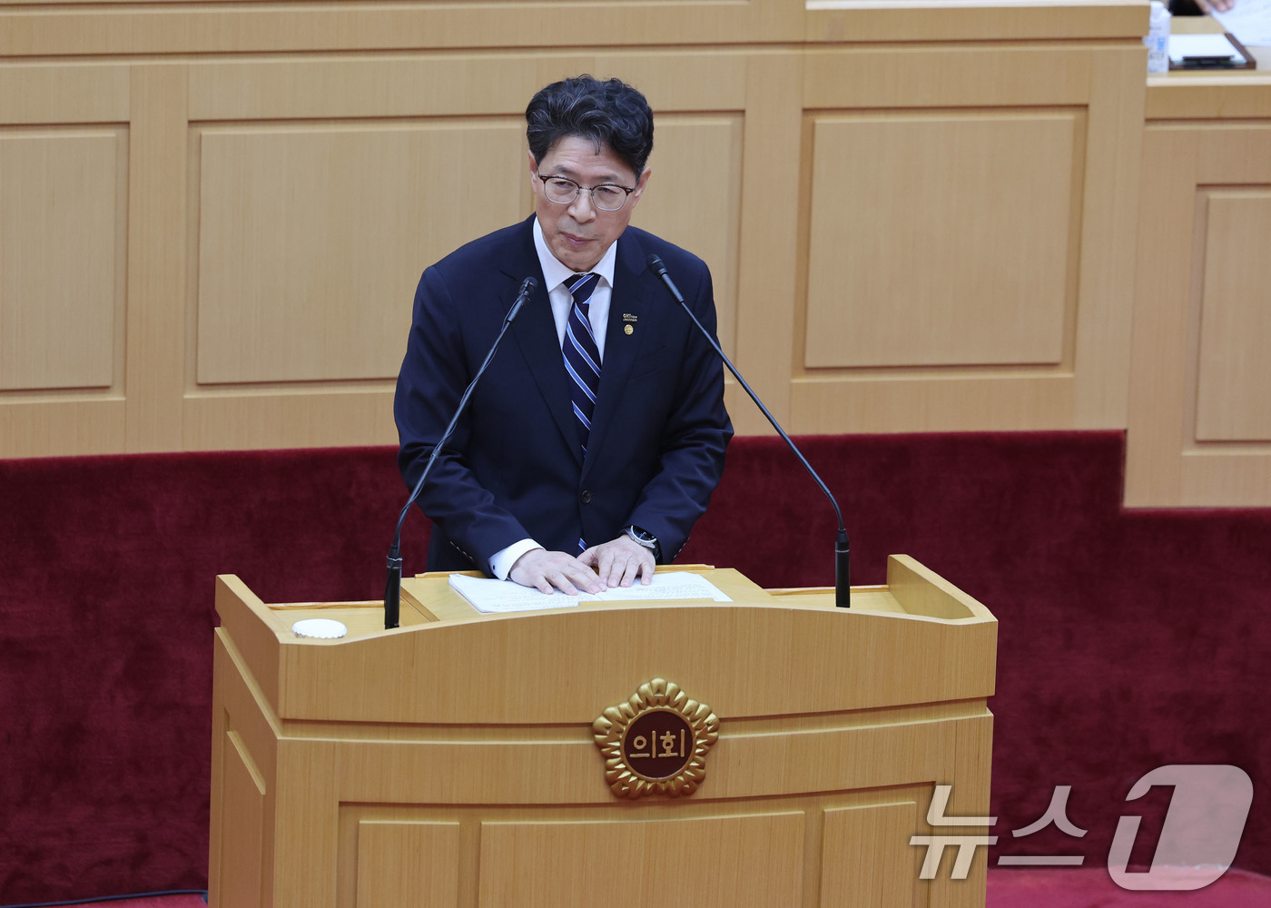 (무안=뉴스1) 박지현 기자 = 황기연 부시장이 1일 전남도의회 본회의장에서 열린 제1회 임시회 제1차 본회의에서 조례안 관련 설명하고 있다.  2026.7.1/뉴스1