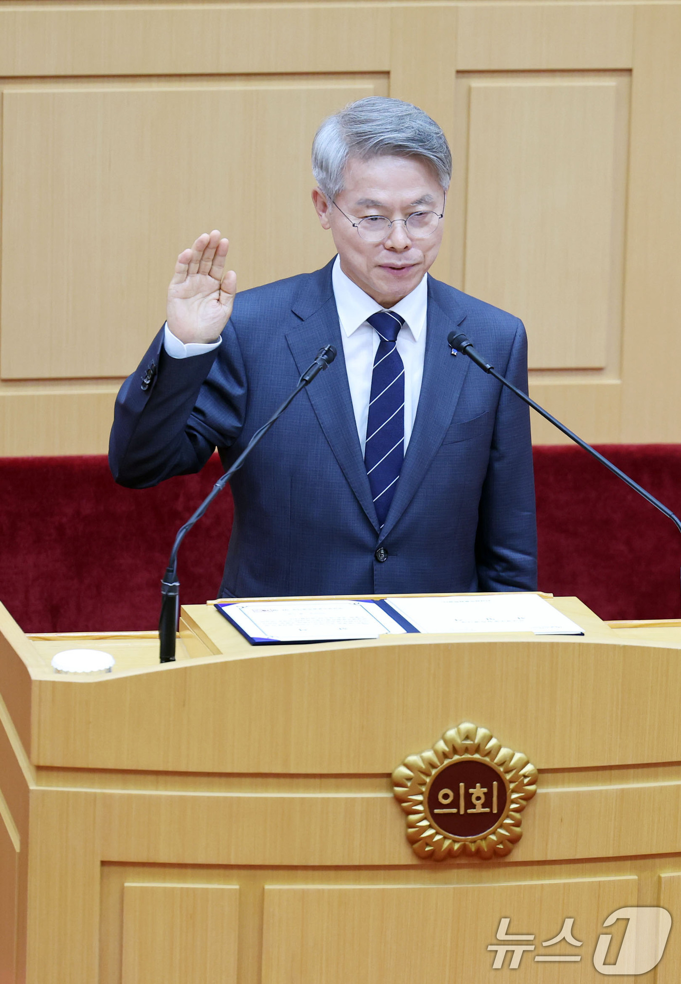(무안=뉴스1) 박지현 기자 = 민형배 전남광주통합특별시장이 전남광주통합특별시가 공식 출범한 1일 전남도의회 본회의장에서 열린 제1회 임시회 제1차 본회의에서 취임 선서를 하고 있 …