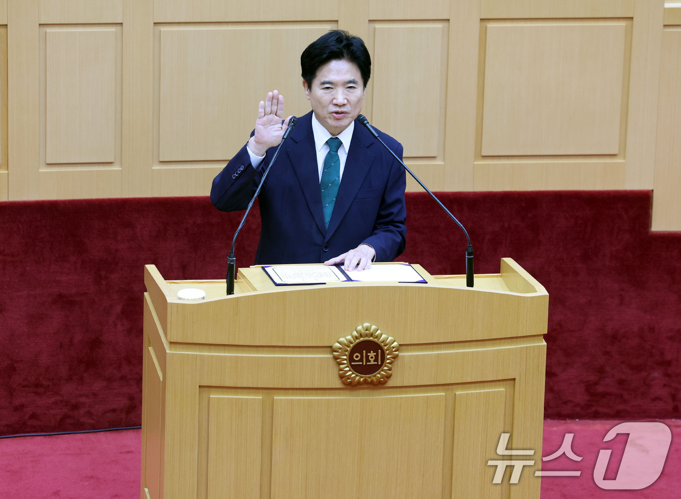 (무안=뉴스1) 박지현 기자 = 김대중 전남광주통합교육감이 1일 0시 전남도의회 본회의장에서 열린 제1회 임시회 제1차 본회의에서 취임선서하고 있다. 2026.7.1/뉴스1