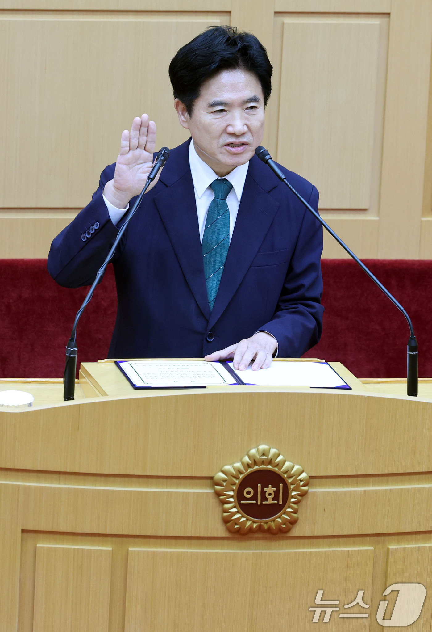 (무안=뉴스1) 박지현 기자 = 김대중 전남광주통합교육감이 1일 0시 전남도의회 본회의장에서 열린 제1회 임시회 제1차 본회의에서 취임선서하고 있다. 2026.7.1/뉴스1