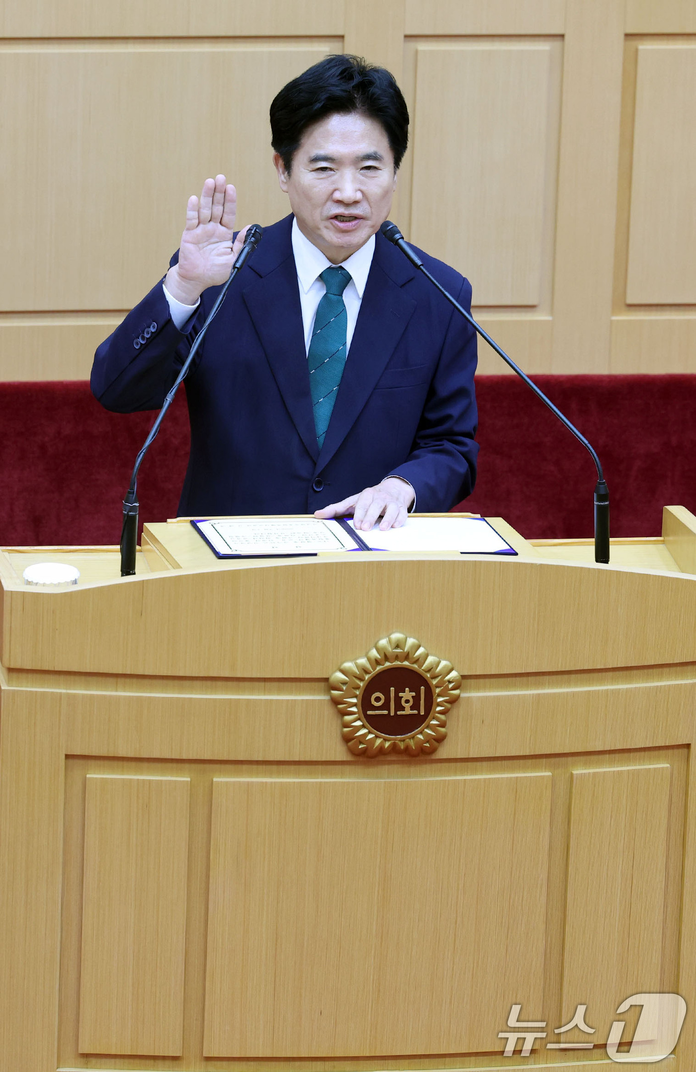 (무안=뉴스1) 박지현 기자 = 김대중 전남광주통합교육감이 1일 전남도의회 본회의장에서 열린 제1회 임시회 제1차 본회의에서 취임 선서를 하고 있다. 2026.7.1/뉴스1