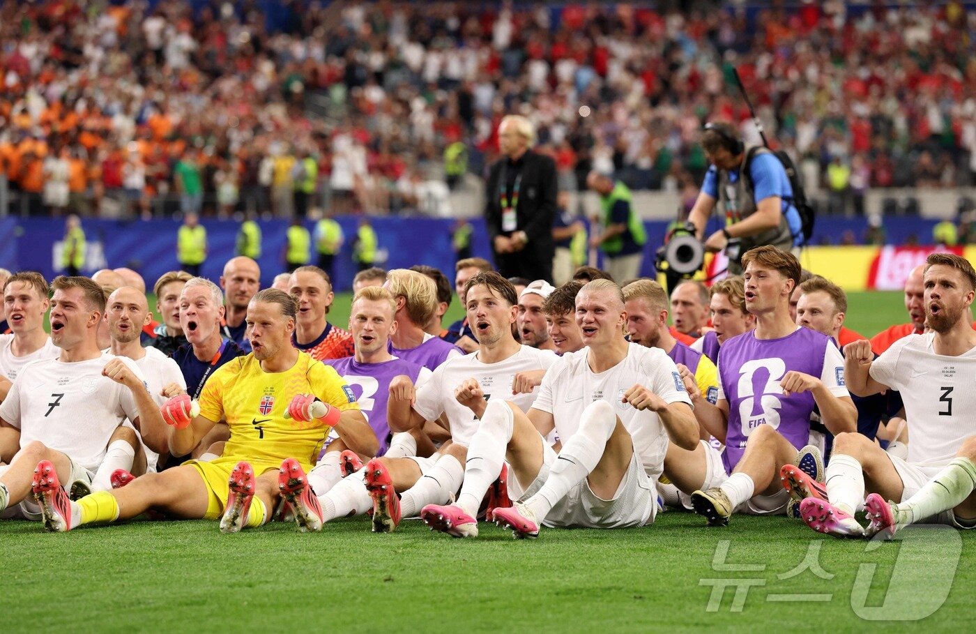본문 이미지 - 노르웨이 선수들이 1일(한국시간) 열린 2026 FIFA 북중미 월드컵 32강 코트디부아르전에서 2-1로 승리한 뒤 '노 젓기' 세리머니를 펼치고 있다. ⓒ AFP=뉴스1