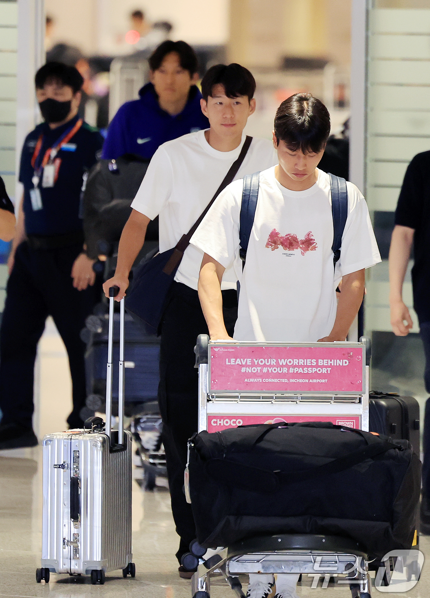 (인천공항=뉴스1) 이호윤 기자 = 대한민국 축구국가대표팀 손흥민(가운데)과 엄지성이 2026 국제축구연맹(FIFA) 북중미 월드컵 일정을 마치고 1일 인천국제공항 제2여객터미널을 …