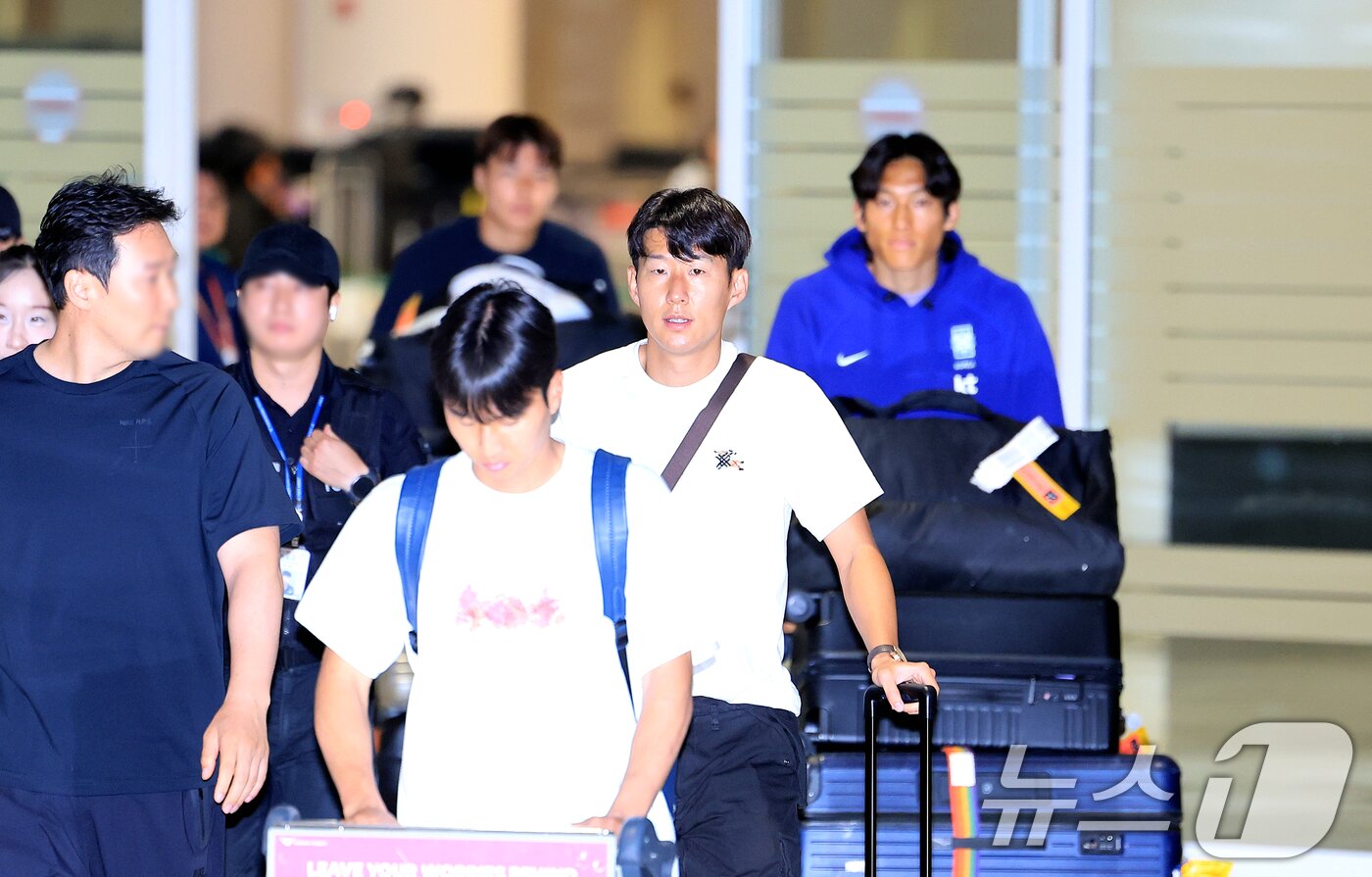 본문 이미지 - 대한민국 축구국가대표팀 손흥민이 2026 국제축구연맹(FIFA) 북중미 월드컵 일정을 마치고 1일 인천국제공항 제2여객터미널을 통해 귀국하고 있다. 2026.7.1 ⓒ 뉴스1 이호윤 기자