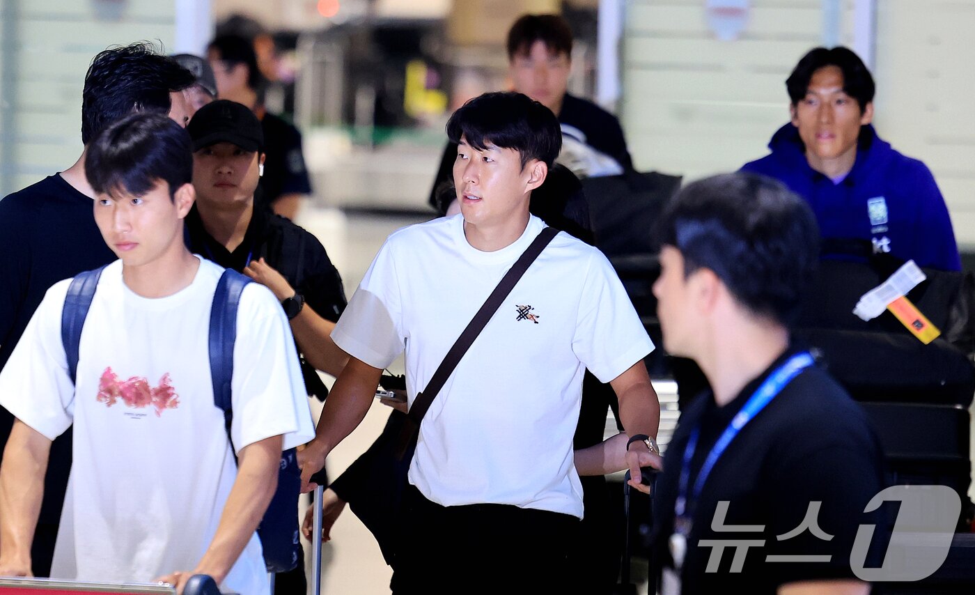 본문 이미지 - 대한민국 축구국가대표팀 손흥민이 2026 국제축구연맹(FIFA) 북중미 월드컵 일정을 마치고 1일 인천국제공항 제2여객터미널을 통해 귀국하고 있다. 2026.7.1 ⓒ 뉴스1 이호윤 기자