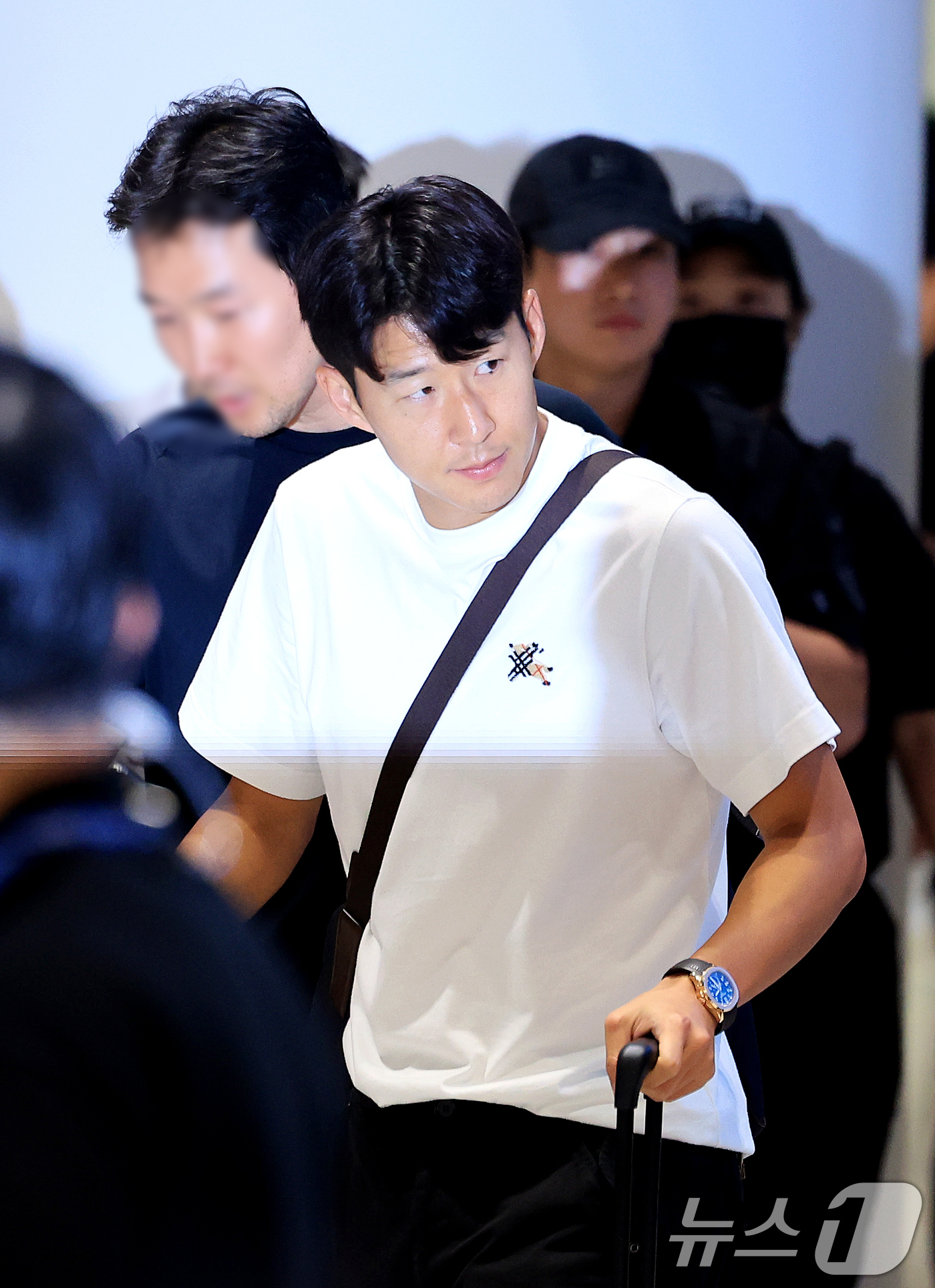 (인천공항=뉴스1) 이호윤 기자 = 대한민국 축구국가대표팀 손흥민이 2026 국제축구연맹(FIFA) 북중미 월드컵 일정을 마치고 1일 인천국제공항 제2여객터미널을 통해 귀국하고 있 …