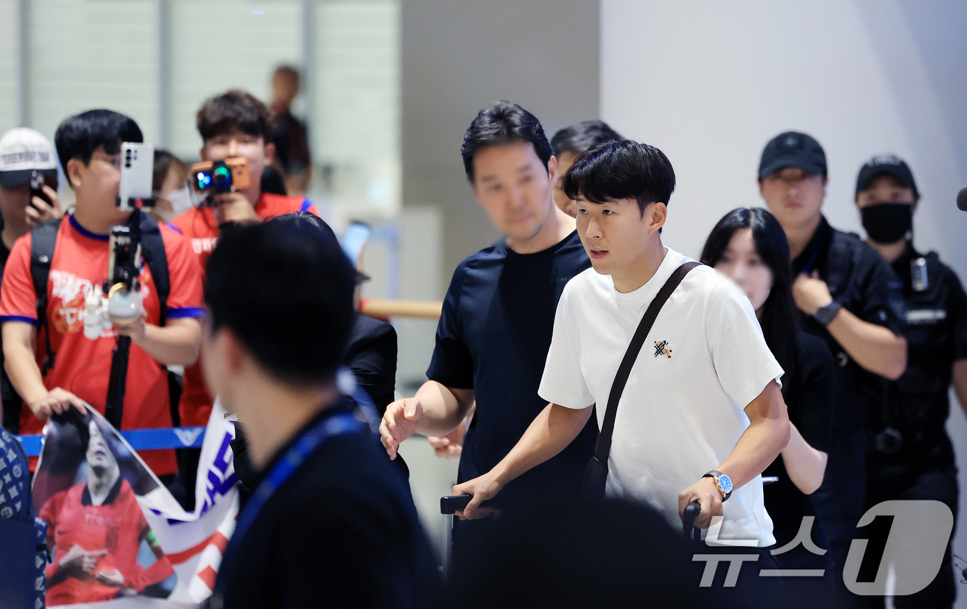 (인천공항=뉴스1) 이호윤 기자 = 대한민국 축구국가대표팀 손흥민이 2026 국제축구연맹(FIFA) 북중미 월드컵 일정을 마치고 1일 인천국제공항 제2여객터미널을 통해 귀국하고 있 …