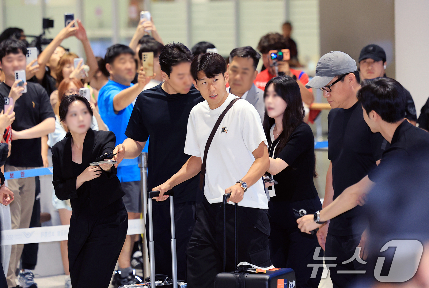 (인천공항=뉴스1) 이호윤 기자 = 대한민국 축구국가대표팀 손흥민이 2026 국제축구연맹(FIFA) 북중미 월드컵 일정을 마치고 1일 인천국제공항 제2여객터미널을 통해 귀국하고 있 …