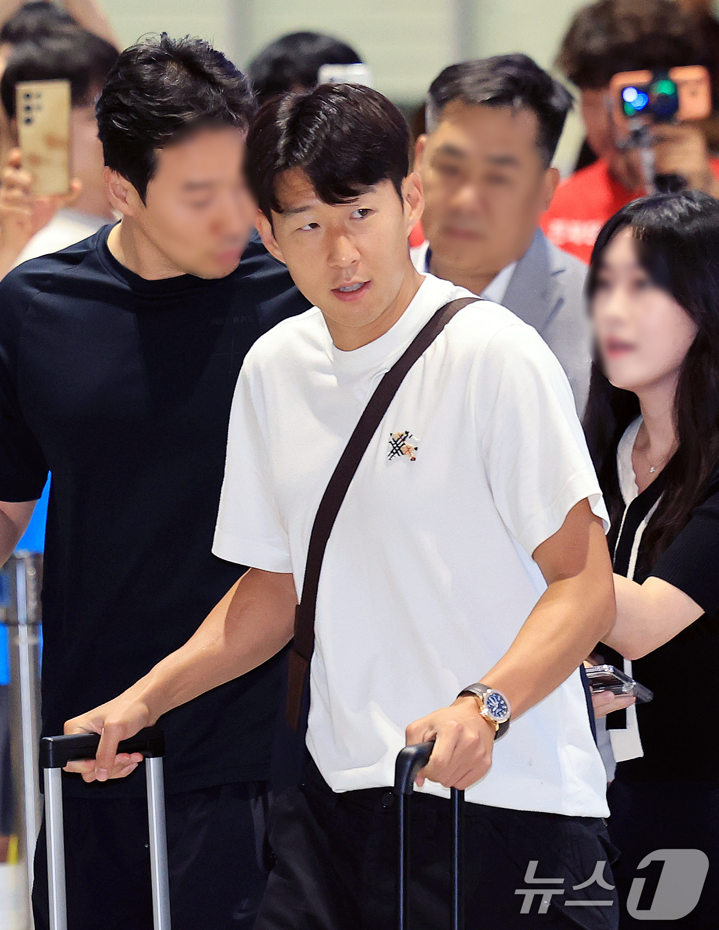 (인천공항=뉴스1) 이호윤 기자 = 대한민국 축구국가대표팀 손흥민이 2026 국제축구연맹(FIFA) 북중미 월드컵 일정을 마치고 1일 인천국제공항 제2여객터미널을 통해 귀국하고 있 …
