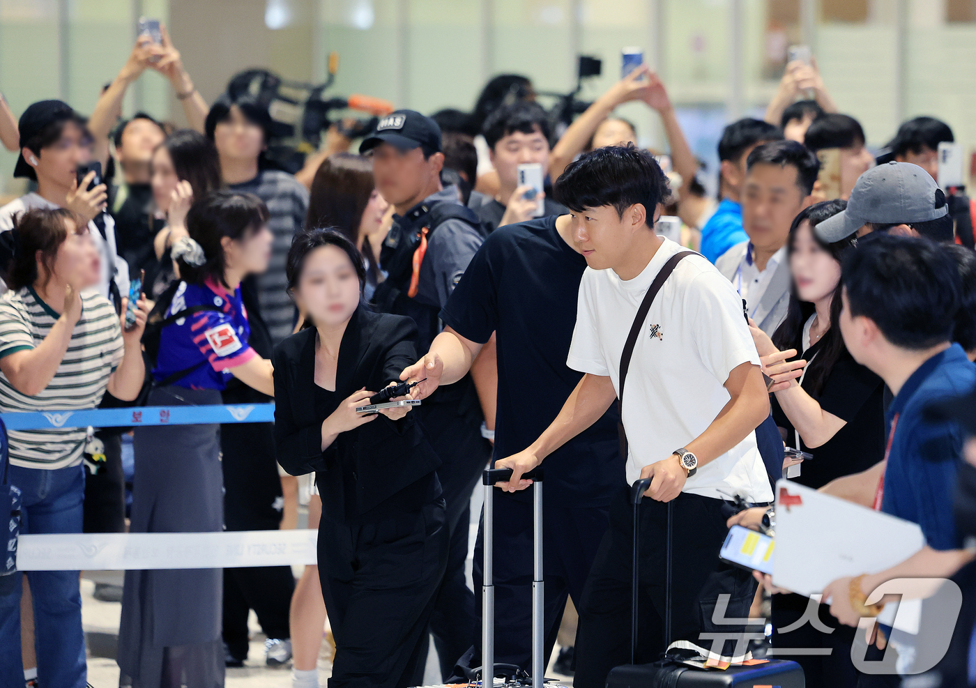 (인천공항=뉴스1) 이호윤 기자 = 대한민국 축구국가대표팀 손흥민이 2026 국제축구연맹(FIFA) 북중미 월드컵 일정을 마치고 1일 인천국제공항 제2여객터미널을 통해 귀국하고 있 …