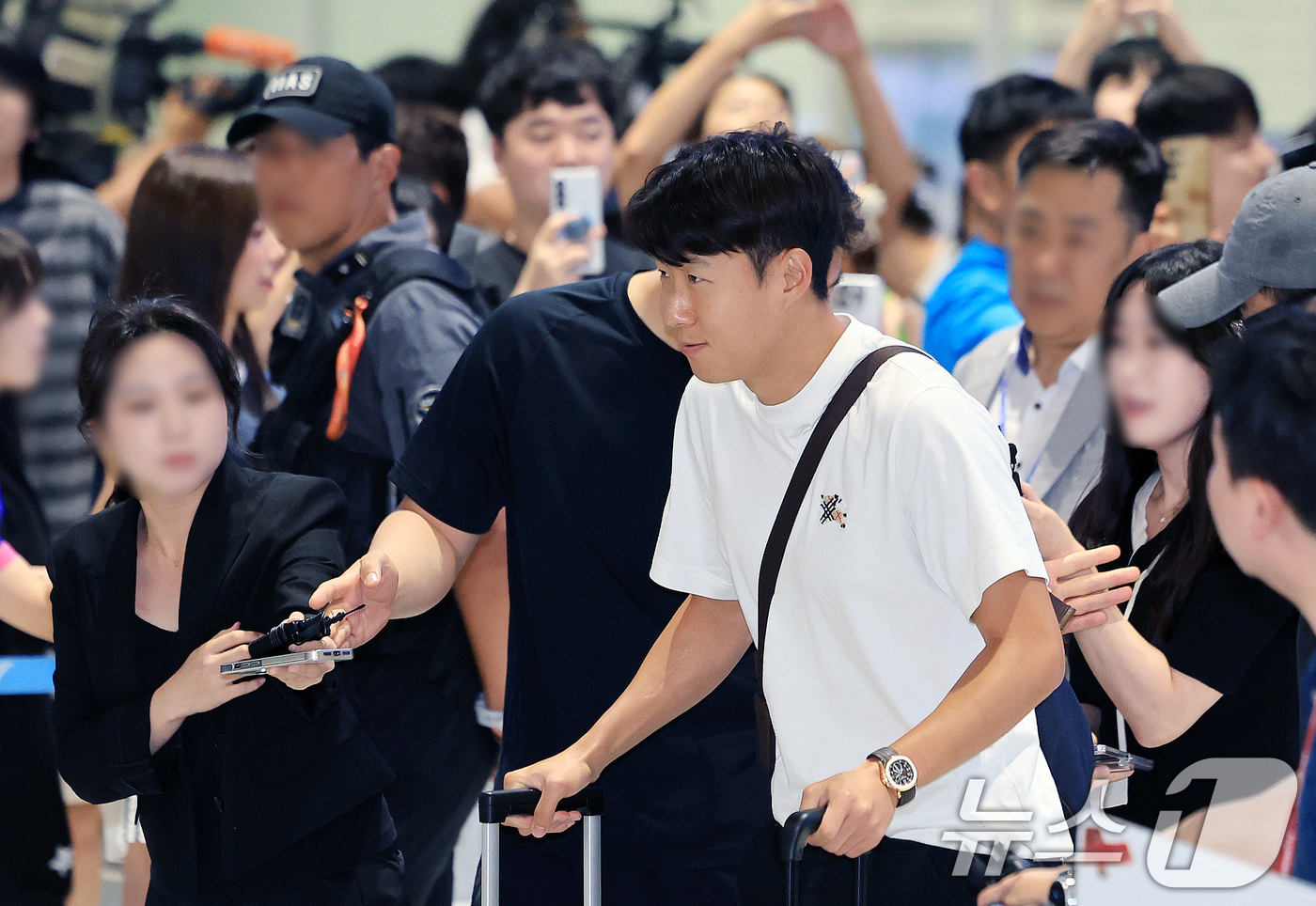 (인천공항=뉴스1) 이호윤 기자 = 대한민국 축구국가대표팀 손흥민이 2026 국제축구연맹(FIFA) 북중미 월드컵 일정을 마치고 1일 인천국제공항 제2여객터미널을 통해 귀국하고 있 …