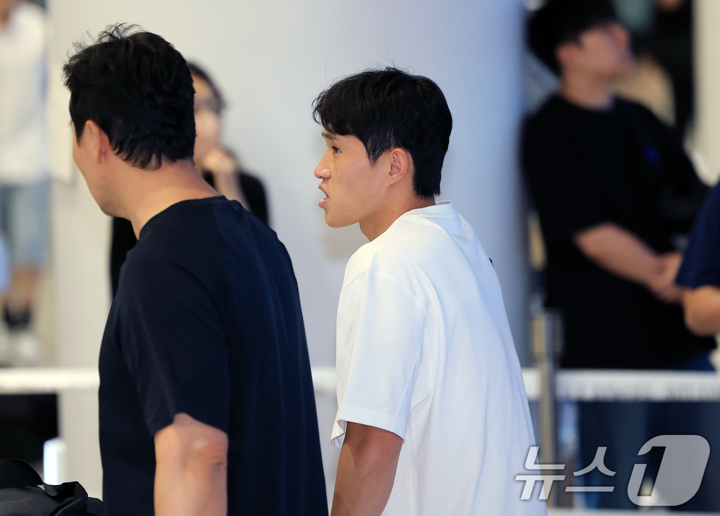 (인천공항=뉴스1) 이호윤 기자 = 대한민국 축구국가대표팀 이동경이 2026 국제축구연맹(FIFA) 북중미 월드컵 일정을 마치고 1일 인천국제공항 제2여객터미널을 통해 귀국하고 있 …