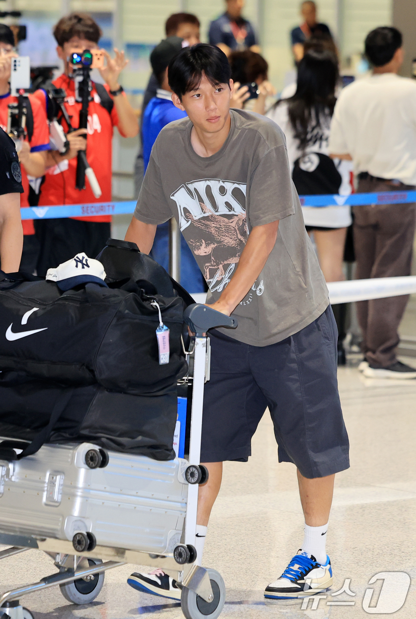 (인천공항=뉴스1) 이호윤 기자 = 대한민국 축구국가대표팀 이한범이 2026 국제축구연맹(FIFA) 북중미 월드컵 일정을 마치고 1일 인천국제공항 제2여객터미널을 통해 귀국하고 있 …