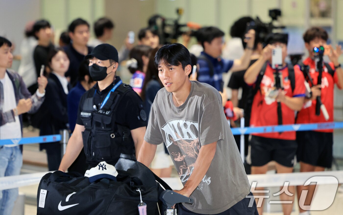 본문 이미지 - 대한민국 축구국가대표팀 이한범이 2026 국제축구연맹(FIFA) 북중미 월드컵 일정을 마치고 1일 인천국제공항 제2여객터미널을 통해 귀국하고 있다. 2026.7.1 ⓒ 뉴스1 이호윤 기자
