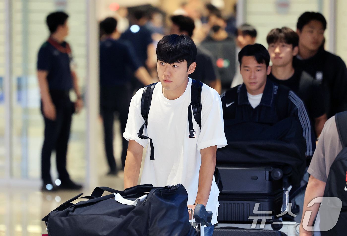 (인천공항=뉴스1) 이호윤 기자 = 대한민국 축구국가대표팀 이기혁이 2026 국제축구연맹(FIFA) 북중미 월드컵 일정을 마치고 1일 인천국제공항 제2여객터미널을 통해 귀국하고 있 …