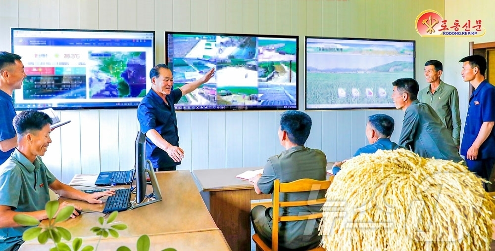 (평양 노동신문=뉴스1) = 북한 노동당 기관지 노동신문은 1일 각지에서 농업의 현대화, 정보화 실현을 위해 노력하고 있다며 염주군 내중농장을 조명했다. [국내에서만 사용가능. 재 …