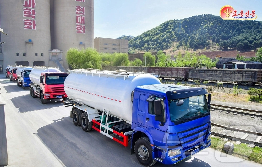 (평양 노동신문=뉴스1) = 북한 노동당 기관지 노동신문은 1일 1면에서 상원시멘트연합기업소 노동자들이 집단적 혁신을 통해 올해 상반기 인민경제 계획을 완수했다고 보도했다. 신문은 …