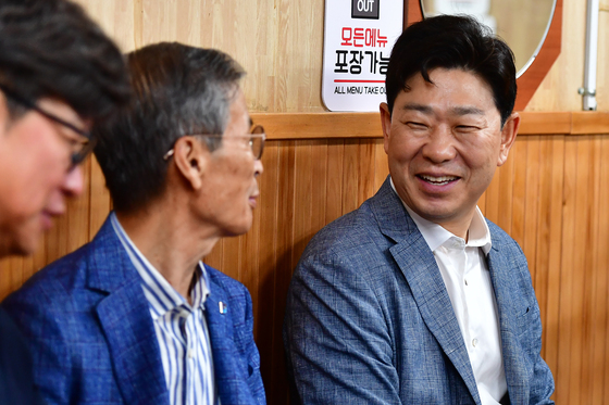 박용선 포항시장, 시내버스 타고 첫 출근…죽도시장 골목으로