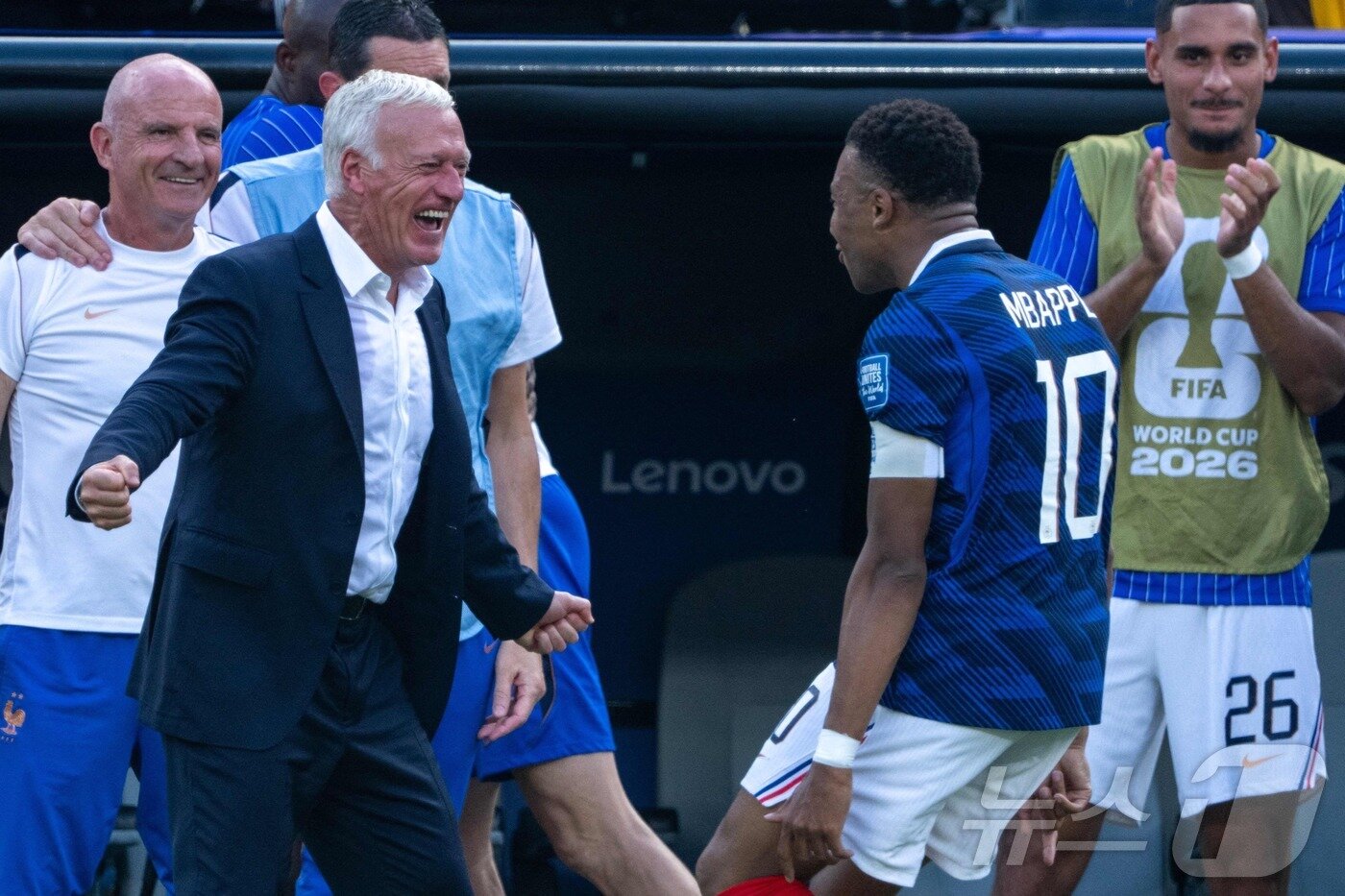 본문 이미지 - 프랑스 축구대표팀의 디디에 데샹 감독(왼쪽)과 킬리안 음바페. ⓒ AFP=뉴스1