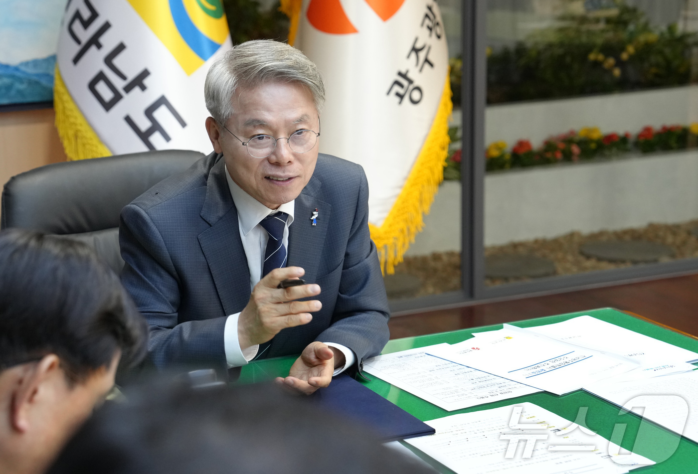 (전남광주=뉴스1) 전원 기자 = 민형배 전남광주통합특별시장이 1일 새벽 전남광주통합특별시청 무안청사 집무실에서 간부공무원들에게 반도체 지원방안, 재해안전대책, 민생안전 정책 등 …