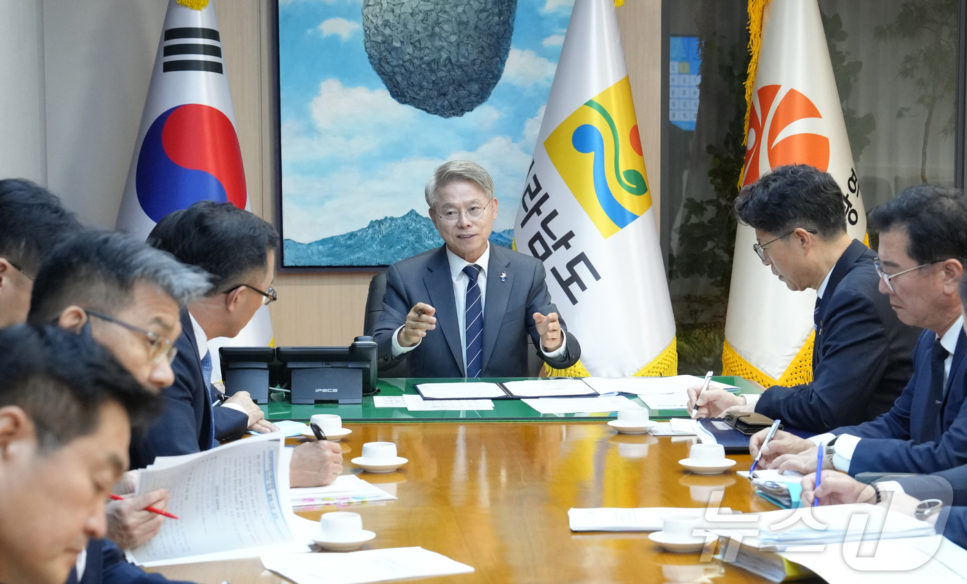 (전남광주=뉴스1) 전원 기자 = 민형배 전남광주통합특별시장이 1일 새벽 전남광주통합특별시청 무안청사 집무실에서 간부공무원들에게 반도체 지원방안, 재해안전대책, 민생안전 정책 등 …