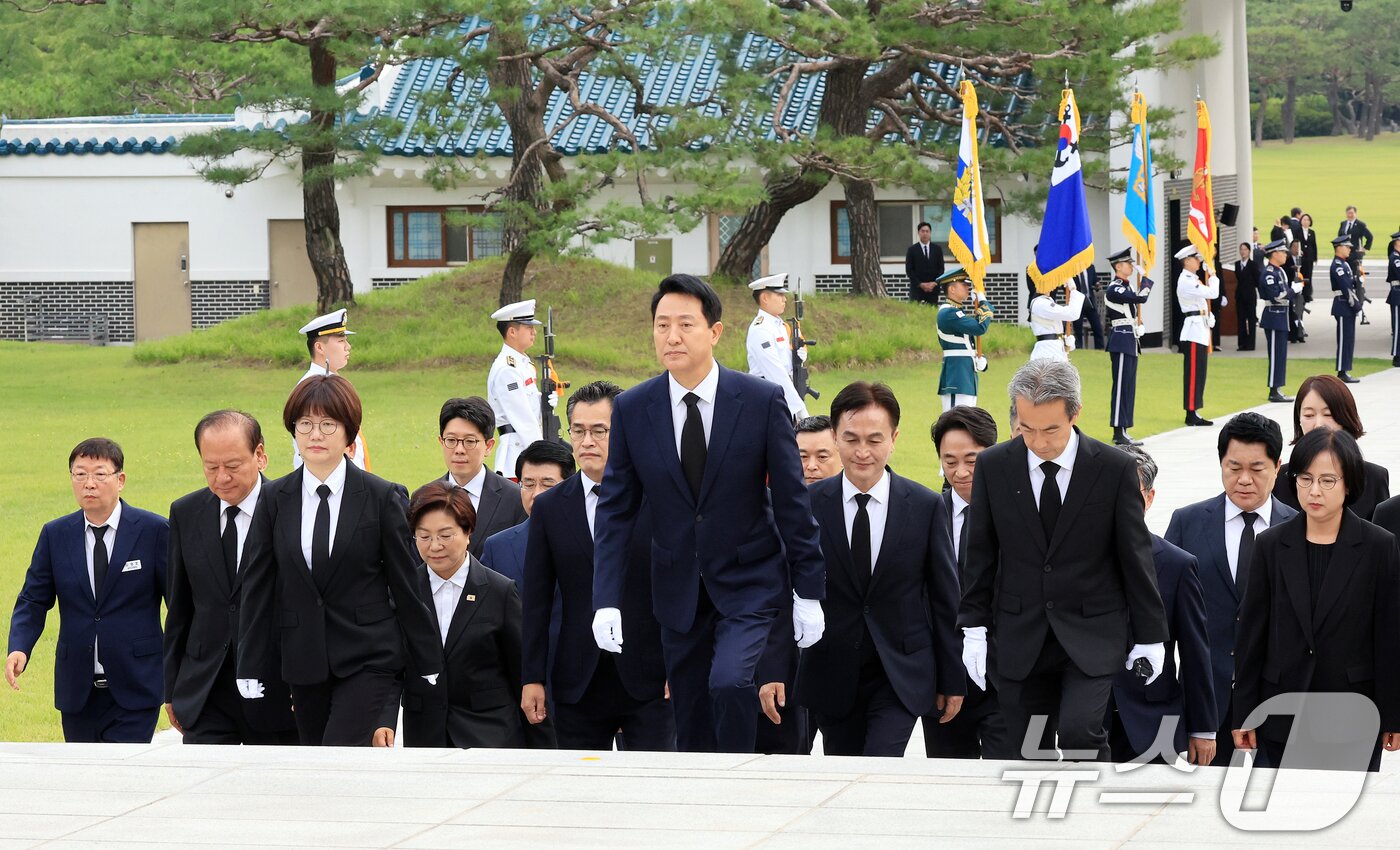 본문 이미지 - 오세훈 서울시장과 국민의힘 서울시 구청장 당선자들이 1일 서울 동작구 국립서울현충원을 방문하고 있다. 6·3 전국동시지방선거를 통해 유권자의 선택을 받은 전국 단체장들은 이날부터 4년간의 공식업무에 들어간다. 2026.7.1 ⓒ 뉴스1 이호윤 기자