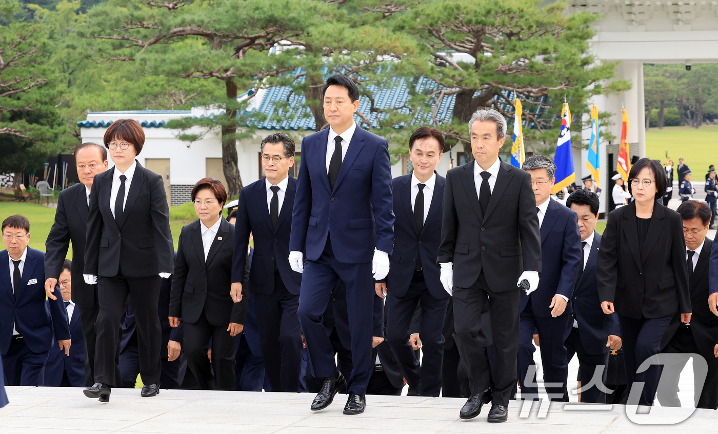 (서울=뉴스1) 이호윤 기자 = 오세훈 서울시장과 구청장 당선자들이 1일 서울 동작구 국립서울현충원을 방문하고 있다.6·3 전국동시지방선거를 통해 유권자의 선택을 받은 전국 단체장 …