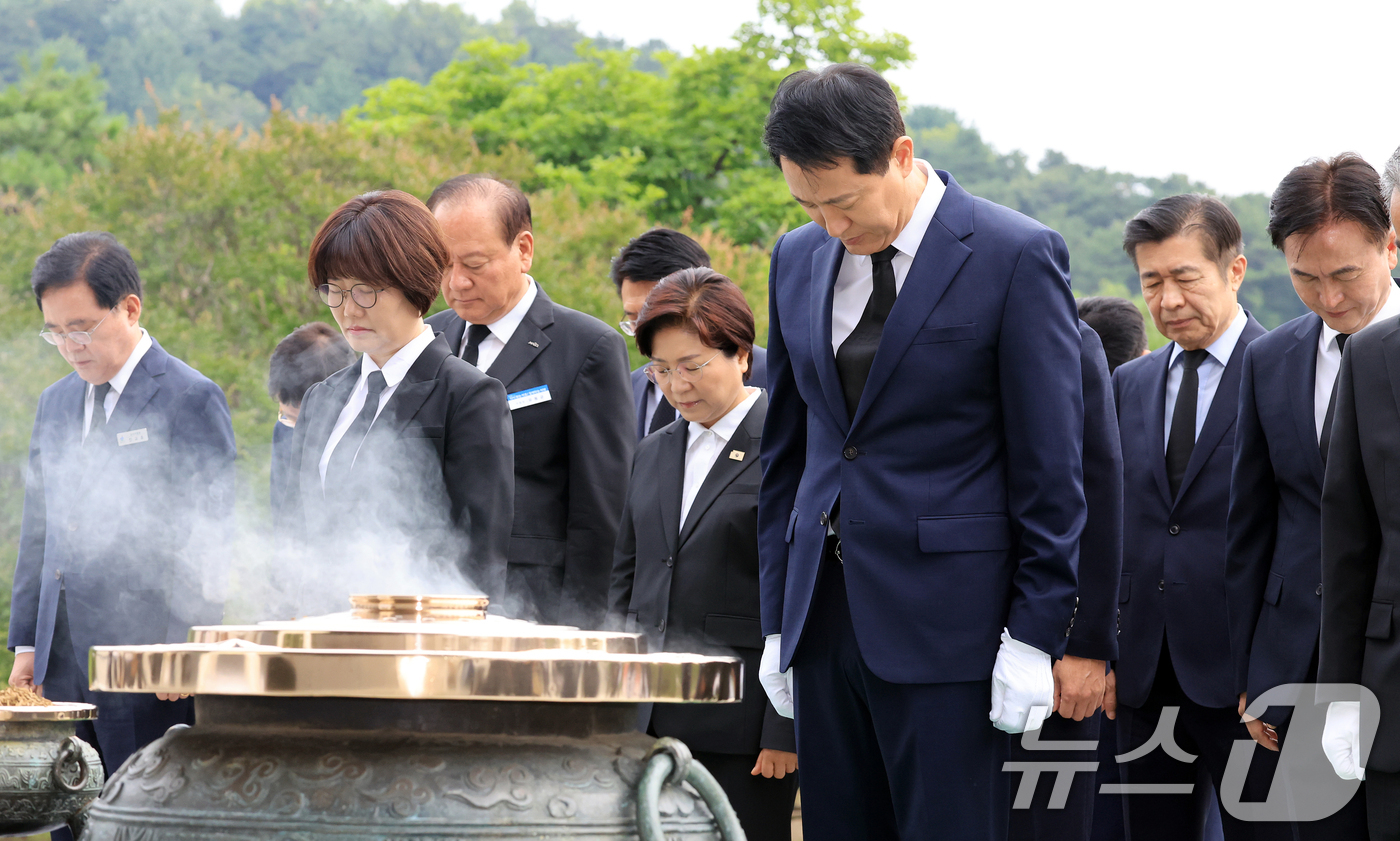 (서울=뉴스1) 이호윤 기자 = 오세훈 서울시장과 구청장 당선자들이 1일 서울 동작구 국립서울현충원을 방문해 묵념을 하고 있다.6·3 전국동시지방선거를 통해 유권자의 선택을 받은 …