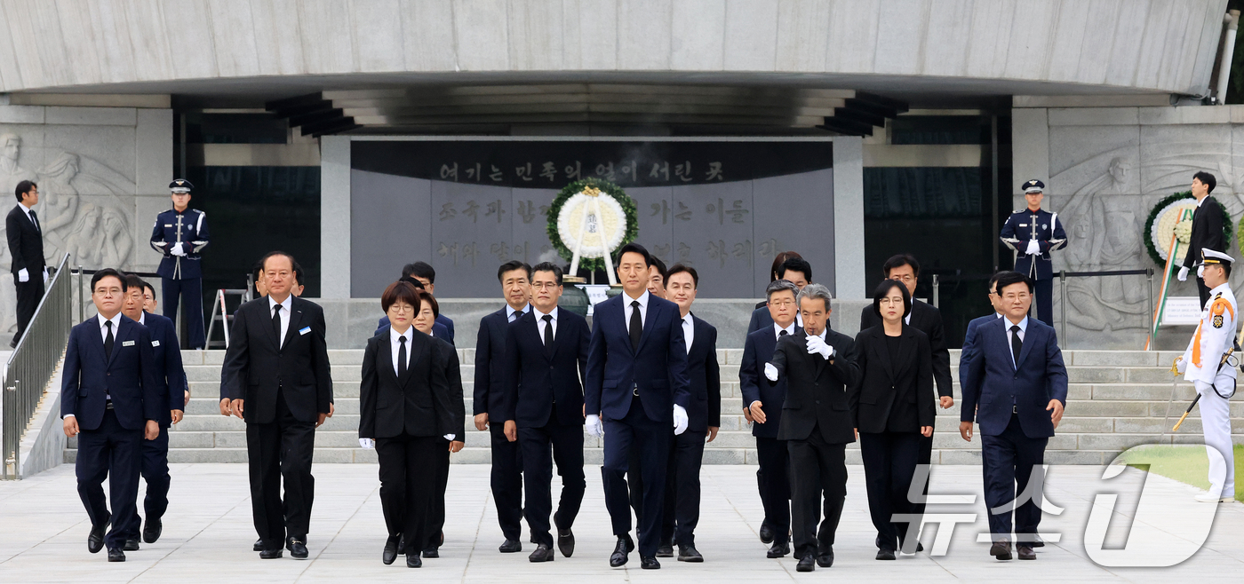 (서울=뉴스1) 이호윤 기자 = 오세훈 서울시장과 구청장 당선자들이 1일 서울 동작구 국립서울현충원을 방문해 참배를 마치고 발걸음을 옮기고 있다.6·3 전국동시지방선거를 통해 유권 …