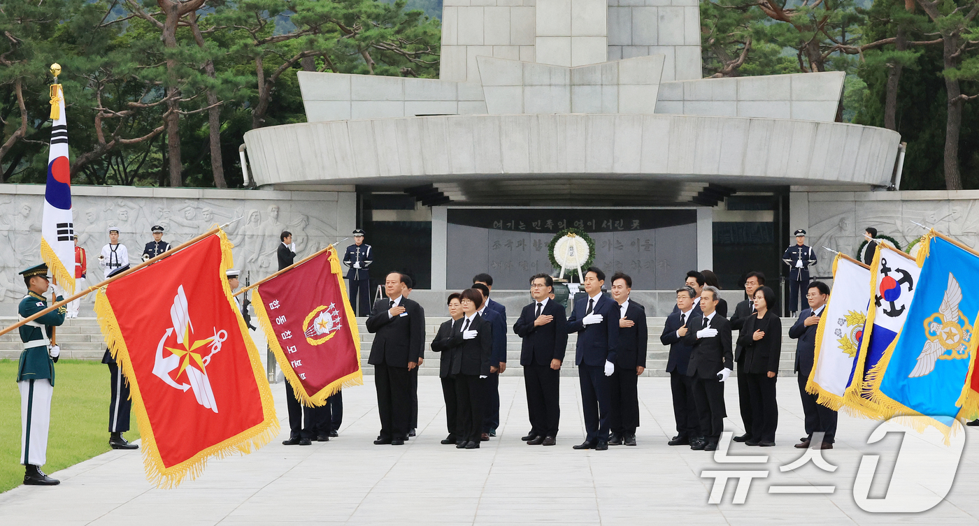 (서울=뉴스1) 이호윤 기자 = 오세훈 서울시장과 구청장 당선자들이 1일 서울 동작구 국립서울현충원을 방문해 국기에 대한 경례를 하고 있다.6·3 전국동시지방선거를 통해 유권자의 …