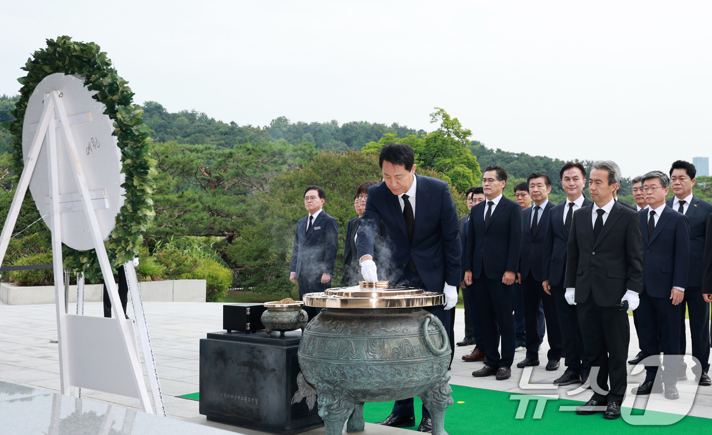(서울=뉴스1) 이호윤 기자 = 오세훈 서울시장과 구청장 당선자들이 1일 서울 동작구 국립서울현충원을 방문해 참배하고 있다.6·3 전국동시지방선거를 통해 유권자의 선택을 받은 전국 …