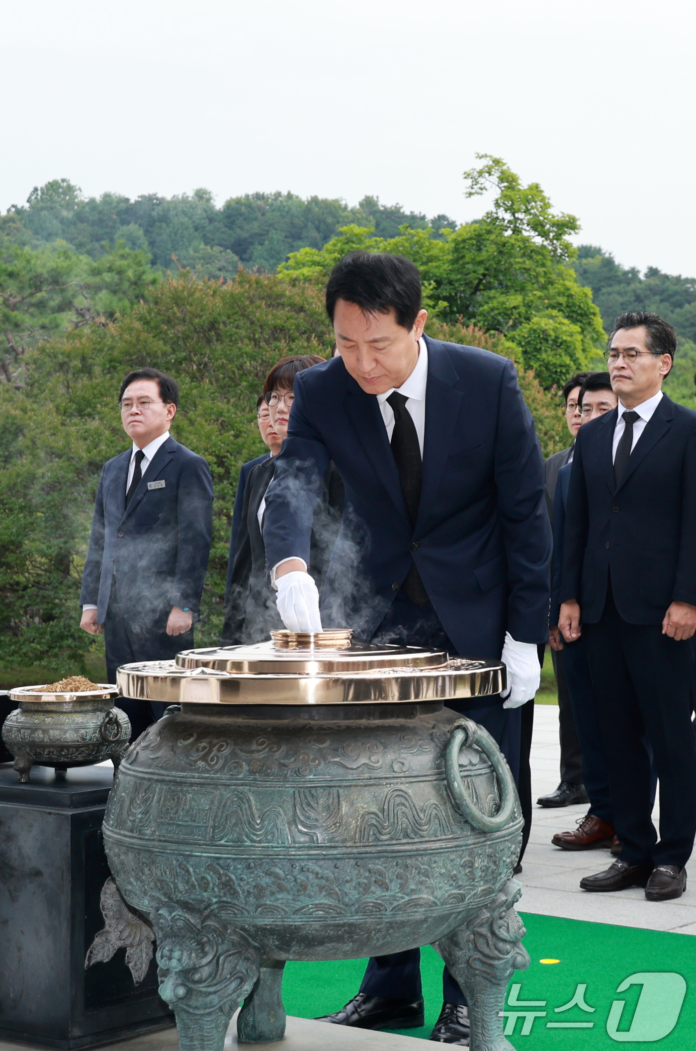 (서울=뉴스1) 이호윤 기자 = 오세훈 서울시장과 구청장 당선자들이 1일 서울 동작구 국립서울현충원을 방문해 참배하고 있다.6·3 전국동시지방선거를 통해 유권자의 선택을 받은 전국 …
