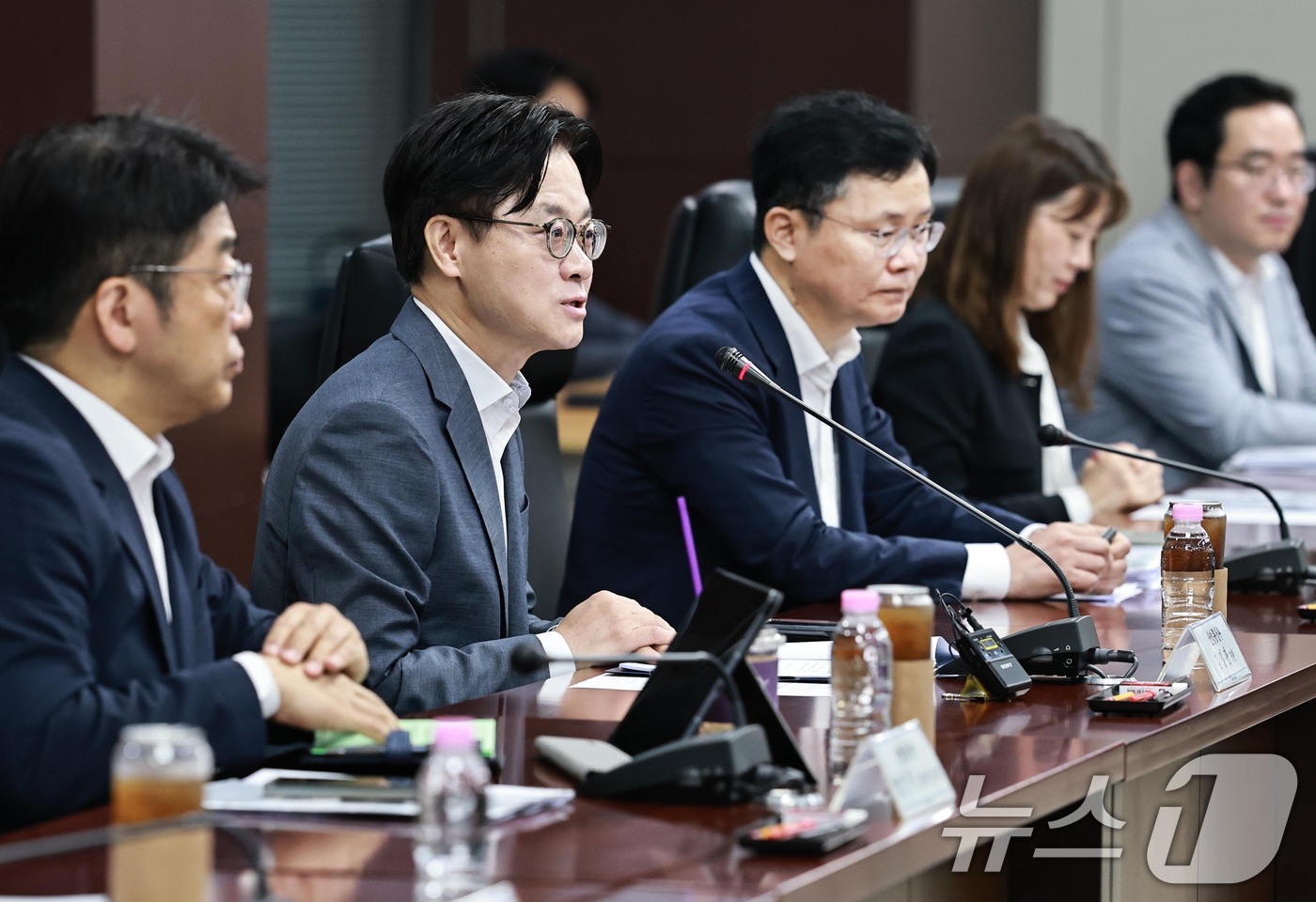 (서울=뉴스1) = 김정관 산업통상부 장관이 1일 오전 서울 종로구 한국무역보험공사에서 유럽연합(EU)이 우리나라 전용 무관세 수입 철강 쿼터를 절반 가까이 줄이기로 한 것에 대한 …